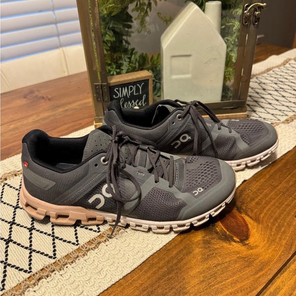 On Women’s Cloud X Tennis shoes/sneakers - Picture 8 of 8